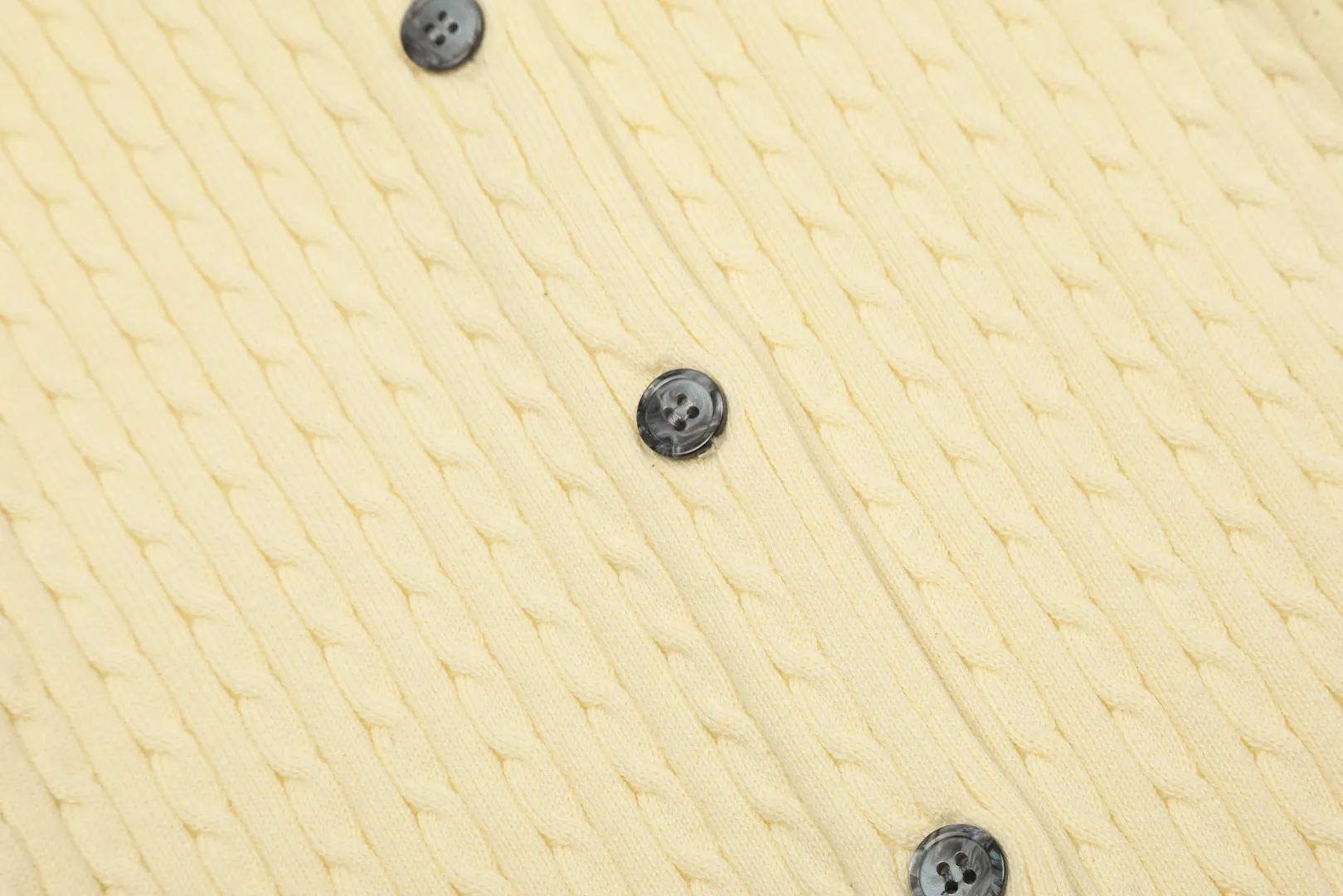 🅿️210 "Top quality" Style number: DS005# (not off the shelves all year round) [Ralph Lauren round neck solid color pony embroidered logo knitted cardigan long sleeves] ✅Ralph Lauren classic basic versatile twist knitted cardigan long sleeves ✅Main supplier platform live broadcast Wholesale entities Replenish when out of stock Not off the shelves ✅ZP quality 1:1 version Scan the code to enter the GF website Counter quality ✅Details and quality are the only one in Guangzhou. Imported quality cotton yarn, focusing on high-end, cost-effective, good quality needless to say. ✅The same style as Zhao Lusi is really amazing, so sweet, so beautiful. This cardigan is really good-looking. Rose red and white label Big red and blue label
